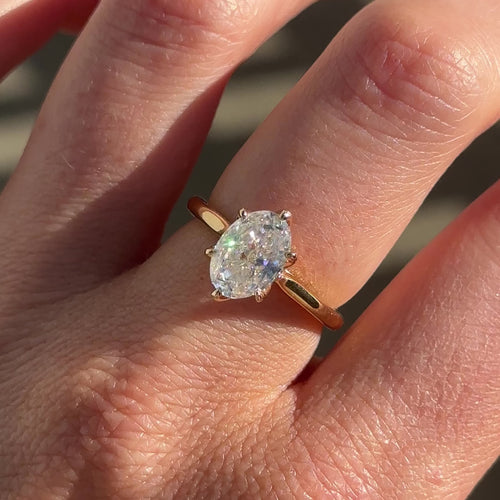 The Dolly Ring - 2ct Moissanite (Claw Prongs)